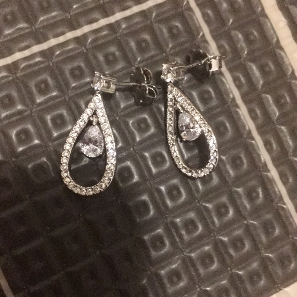 NWOT- Rhinestone Dangle earrings - Picture 2 of 4